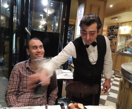 Paris_Dodgy_waiter
